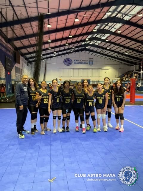 Selección de voleibol del club en cancha techada