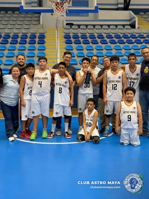 Equipo de baloncesto del club antes de un partido