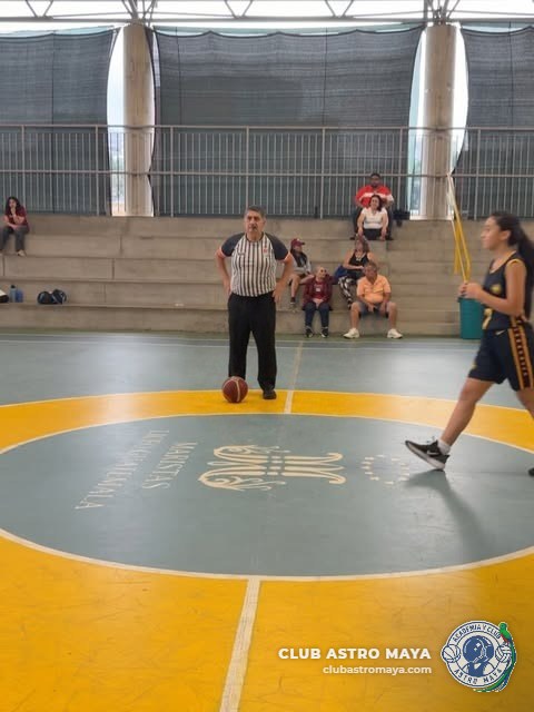 Salto inicial en un partido de baloncesto del club