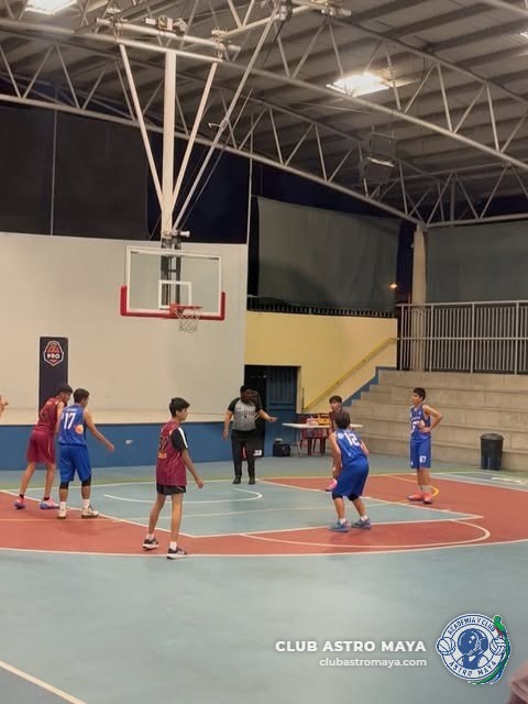 Entrenamiento de baloncesto en cancha techada