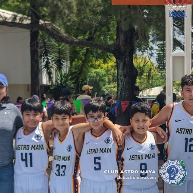 Jugadores de baloncesto con el uniforme del club