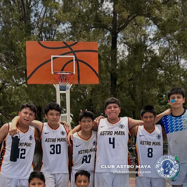 Equipo de baloncesto del club junto a la canasta