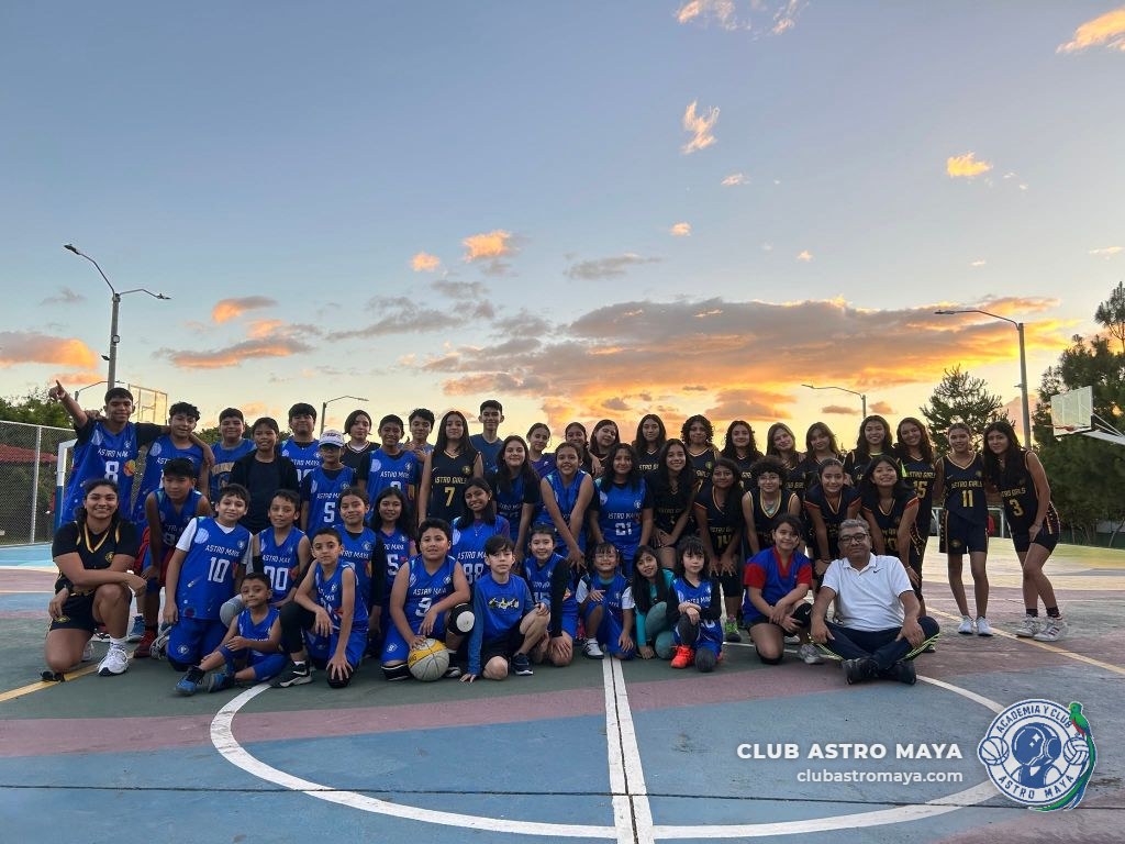 Atletas del Club Astro Maya reunidos en la cancha al atardecer