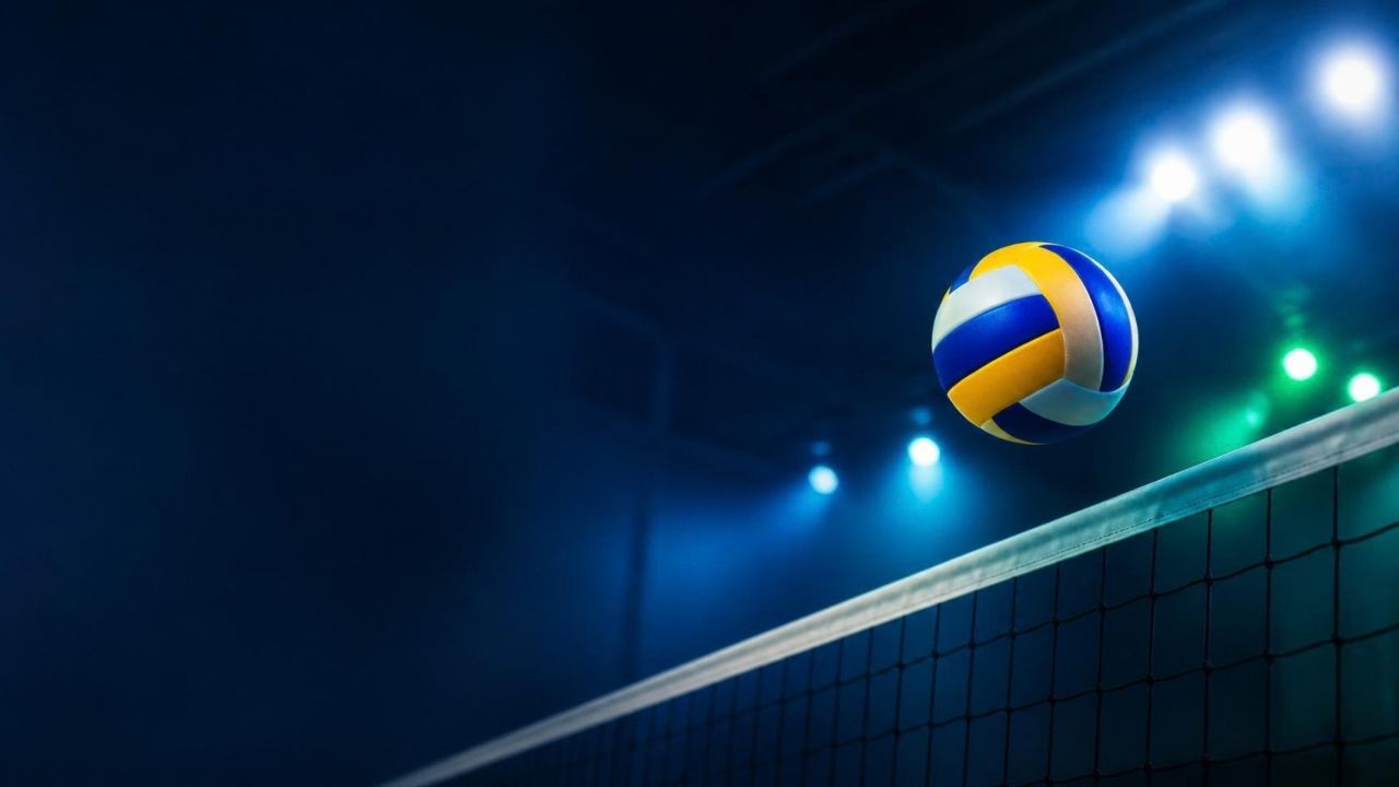 Balón de voleibol en el aire sobre la red