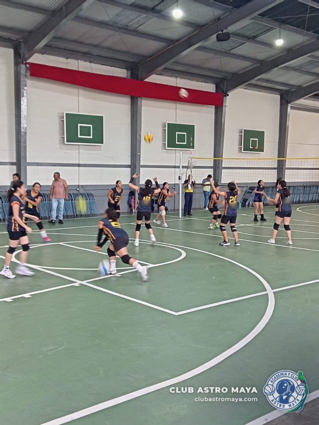 Jugadoras de voleibol del Club Astro Maya calentando en la cancha antes de un partido