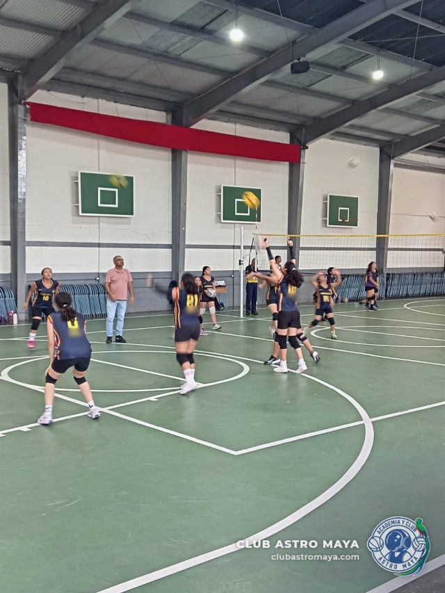 Equipo de voleibol del Club Astro Maya haciendo ejercicios de toque en la cancha