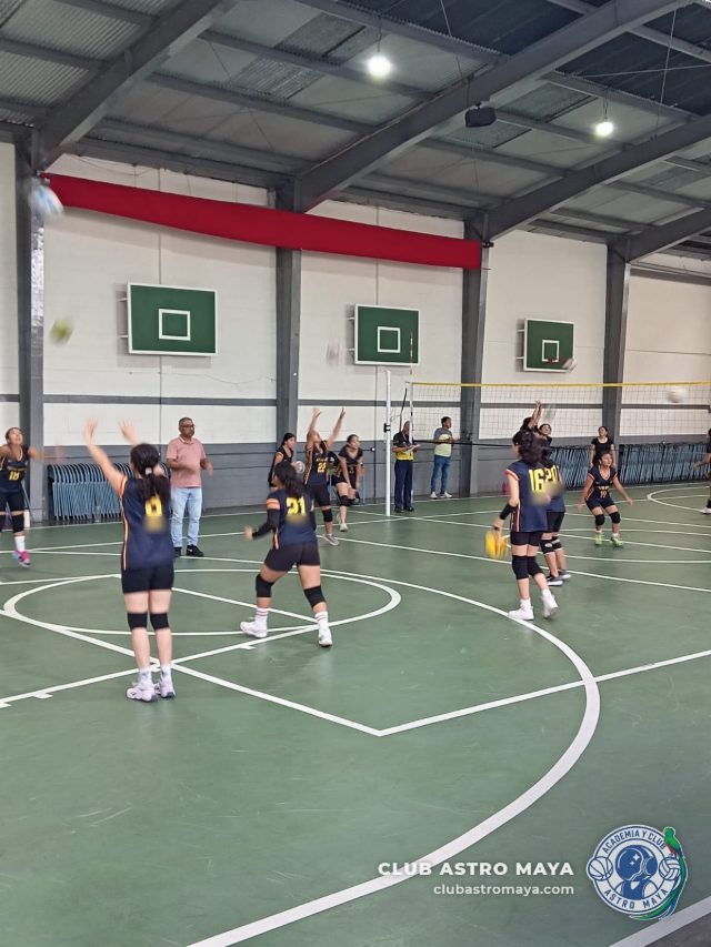 Jugadoras de voleibol del Club Astro Maya pasando el balón durante el calentamiento