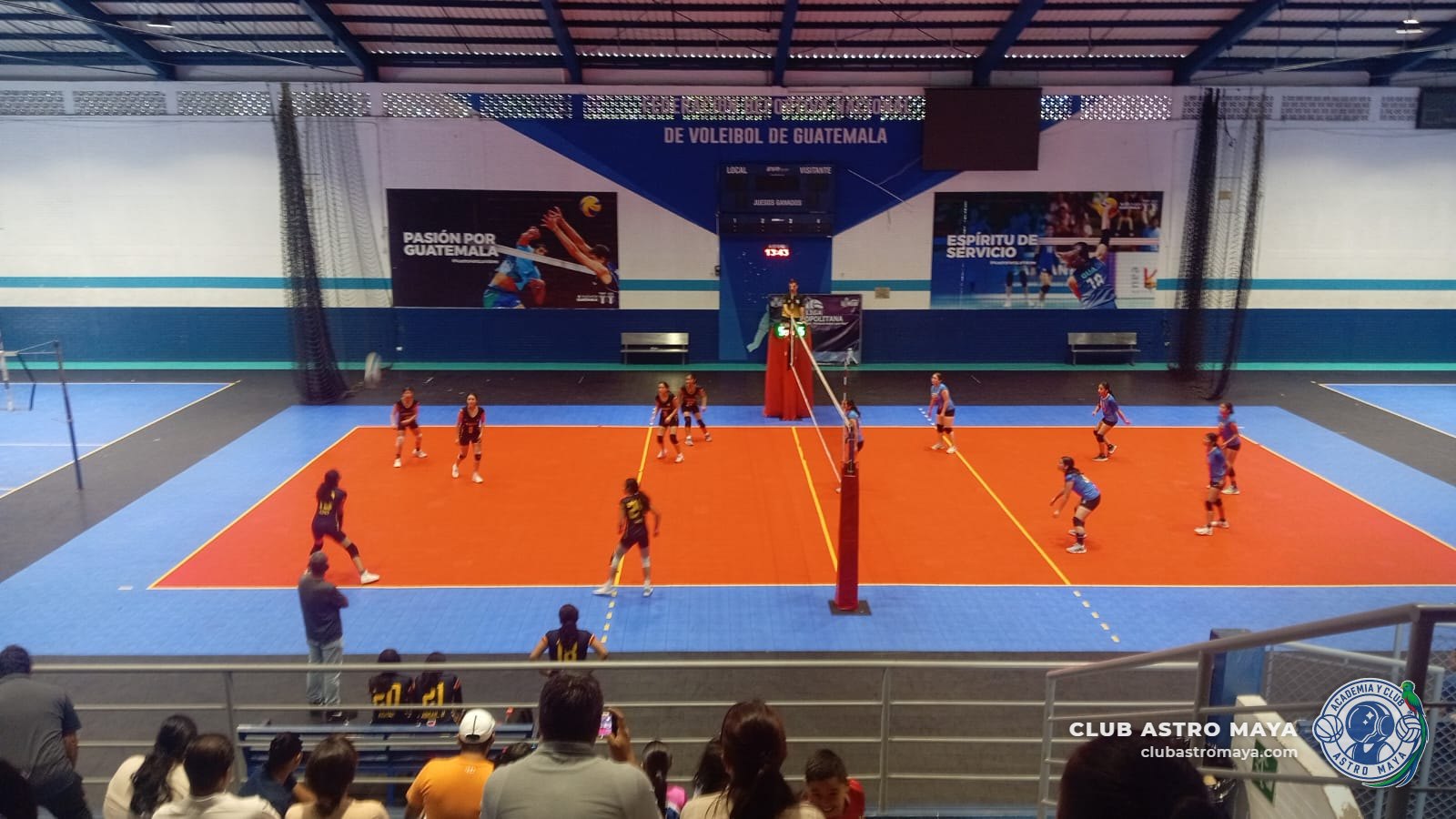 Partido de voleibol del Club Astro Maya en el gimnasio de la Federación de Voleibol de Guatemala