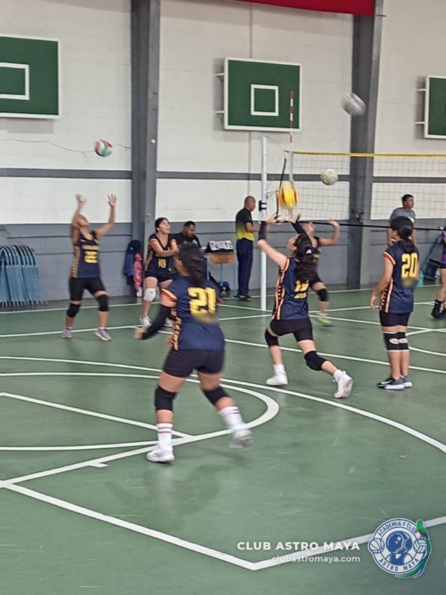 Jugadoras de voleibol del Club Astro Maya colocando el balón durante el calentamiento